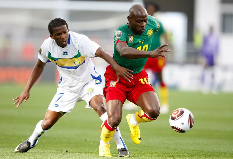 Sensation. Camerouns Achille Emana (t.h.) er her først på bolden, men det var Stephane Nguema og de øvrige Gabon-spillere, der kunne juble efter kampen. 