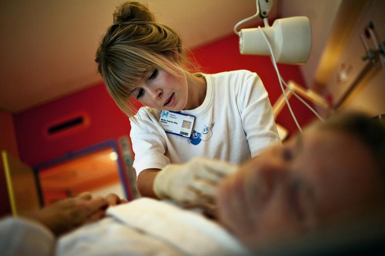 Utak. Over 100 fyresedler blev i går uddelt på Herlev Hospital. Sygehuset er blandt dem, der bliver økonomisk straffet, fordi personalet har behandlet mange patienter. 