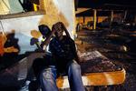 Fortvivlelse. En haitianer trøster sin svoger, hvis gravide hustru blev dræbt, da et fire-etagers hus stytrtede sammen under jordskælvet. 