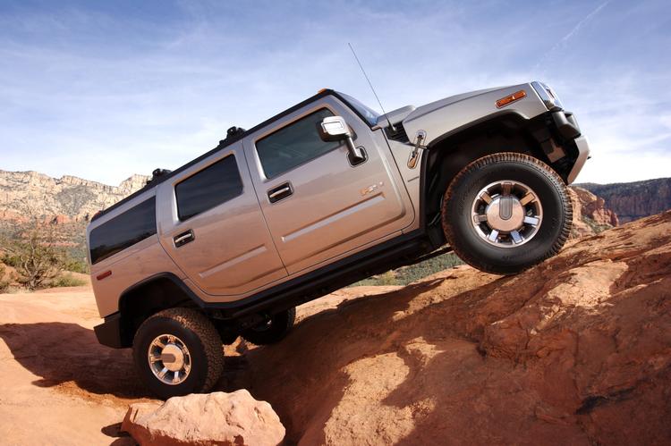 En Hummer H2 klarer uden problemer hård terrænkørsel. Det benzinslugende mærke ser nu til at få kinesisk ejer. Foto: Hummer 