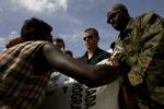 Hjælp. Wyclef Jean ses her med skuespilleren Matt Damon. De deler nødhjælp ud i Haiti i 2008 til ofrene for massive oversvømmelser. Arkivfoto. 