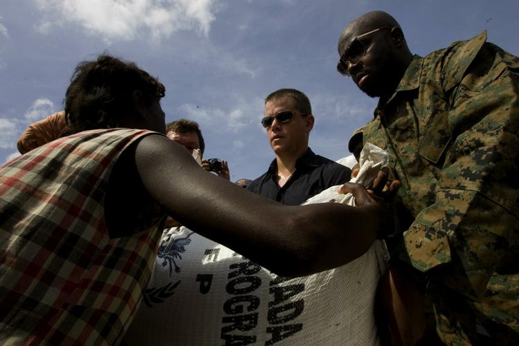 Hjælp. Wyclef Jean ses her med skuespilleren Matt Damon. De deler nødhjælp ud i Haiti i 2008 til ofrene for massive oversvømmelser. Arkivfoto. 