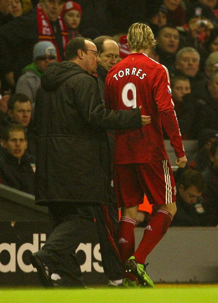 Skadet. Fernando Torres trøstes af manager Benitez, som selv kan trænge til en kærlig hånd efter endnu et skuffende nederlag. 