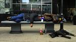 Overforbrug. Russiske mænd sover rusen ud på en bænk i Moskva. Nu skal forbruget begrænses, og det er især mænd som drikker for meget i Rusland. 