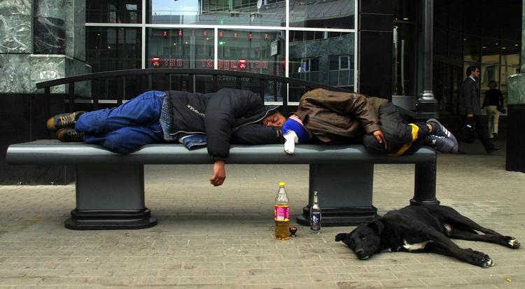 Overforbrug. Russiske mænd sover rusen ud på en bænk i Moskva. Nu skal forbruget begrænses, og det er især mænd som drikker for meget i Rusland. 