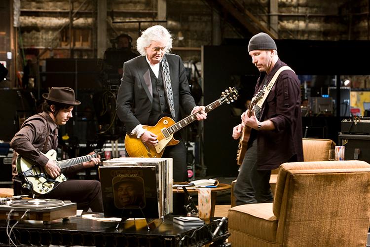 Topmøde. Ansigterne lyser af glæde, når (fra venstre) Jack White, Jimmy Page og The Edge deler guitarfærdigheder i den vellykkede rockdokumentar 'It Might Get Loud'. Foto: Miracle Film 