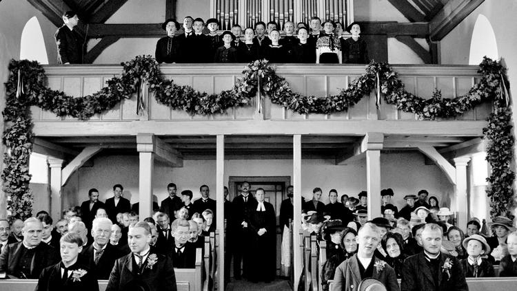 Menighed. Smukt og fredeligt ser det jo ud, men under billedernes skønhed lurer den anderledes foruroligende virkelighed om livet i den lille nordtyske landsby i Michael Hanekes Guldpalmevinder. Foto: Camera Film 