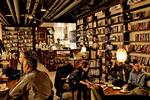 Det er for den helt, helt særlige atmosfæres skyld, at man skal hænge ud på Løves Bogcafe. Foto: Per Folkver 