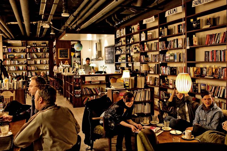 Det er for den helt, helt særlige atmosfæres skyld, at man skal hænge ud på Løves Bogcafe. Foto: Per Folkver 