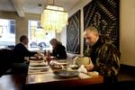 Wokshop i Ny Adelgade er et af de steder i København, hvor  man kan spise ved langborde. 