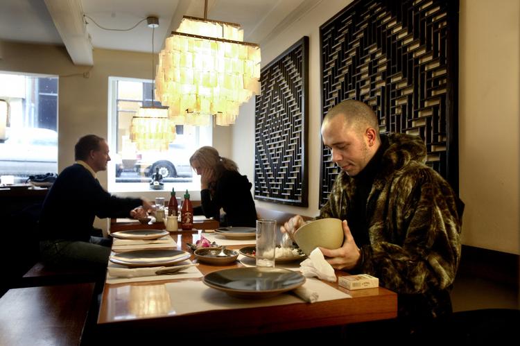Wokshop i Ny Adelgade er et af de steder i København, hvor  man kan spise ved langborde. 