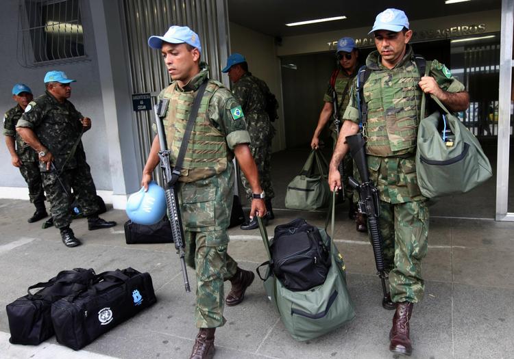 Fredsbevarere. Brasilianske FN-soldater vender tilbage til deres base i Brasilien. De var på vej til at gøre tjeneste i Haiti, da jordskælvet indtraf. 