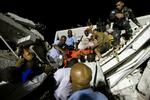 REDNINGSARBEJDE. FN-medarbejdere i gang med redningsarbejdet ved organisationens hovedkvarter i Port-au-Prince. 