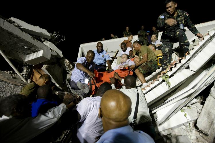 REDNINGSARBEJDE. FN-medarbejdere i gang med redningsarbejdet ved organisationens hovedkvarter i Port-au-Prince. 