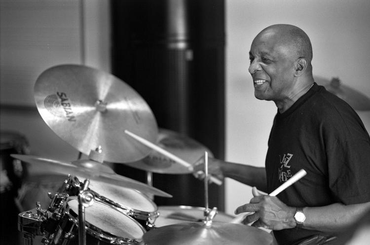 ikon. Ed Thigpen blev et ikon for mange både danske og internationale jazzmusikere. Han boede i Danmark i næsten 40 år. 