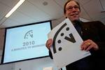 DOMMEDAGSUR. Lawrence Krauss fra atomvidenskabs-organisationen præsenterer undergangs-urets nye klokkeslæt. 