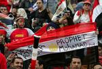 Gudsfrygtighed. Egyptens landstræner udvælger fodboldslandsholdspillere på baggrund af deres religiøsitet. Her er det billeder fra en tidligere fodboldkamp mellem Egypten og Senegal ved African Nations Cup i 2006. 