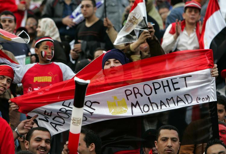 Gudsfrygtighed. Egyptens landstræner udvælger fodboldslandsholdspillere på baggrund af deres religiøsitet. Her er det billeder fra en tidligere fodboldkamp mellem Egypten og Senegal ved African Nations Cup i 2006. 