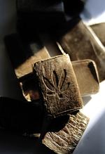 Lovligt? Et flertal i den københavnske borgergrepræsentation vil forsøge at legalisere hashhandelen for en trårig periode. På billedet ses store klumper af hash, der er blevet beslaglagt af politiet. (arkivfoto) 