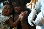 Smerte. Den lille pige får behandling hos nødhjælpsorganisationen 'Håb for Haiti'. Titusinder af hendes landmænd har formentlig mistet livet. 