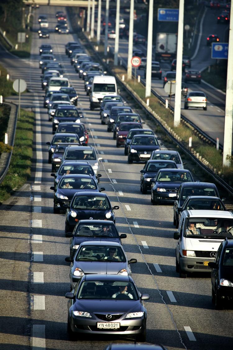Undersøgelse. At overholde hastighedsgrænserne er ikke nok til at undgå trafikulykker. Afstand til forankørende er også vigtig, viser analyse. Arkivfoto. 