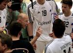 FCKs træner Magnus Andersson rådgiver sine spillere under den første finalekamp mod Kolding KIF. 