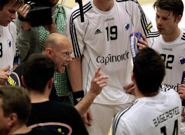 FCKs træner Magnus Andersson rådgiver sine spillere under den første finalekamp mod Kolding KIF. 
