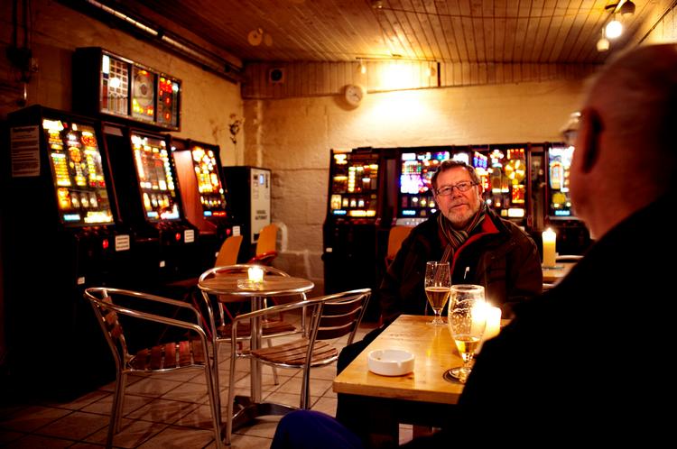 Biksen er Ole Hansens fristed, hvor han kommer hver fredag. »Så sidder vi herinde og ordner verdenssituationen. For tiden er det fjernvarme, der bliver snakket mest om. Det fylder ret meget«.  Foto: Jacob Erbahn 