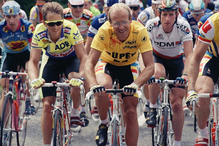 kræftramt. Laurent Fignon anfører feltet i den gule førertrøje under Tour de France i 1989. Arkivfoto. 