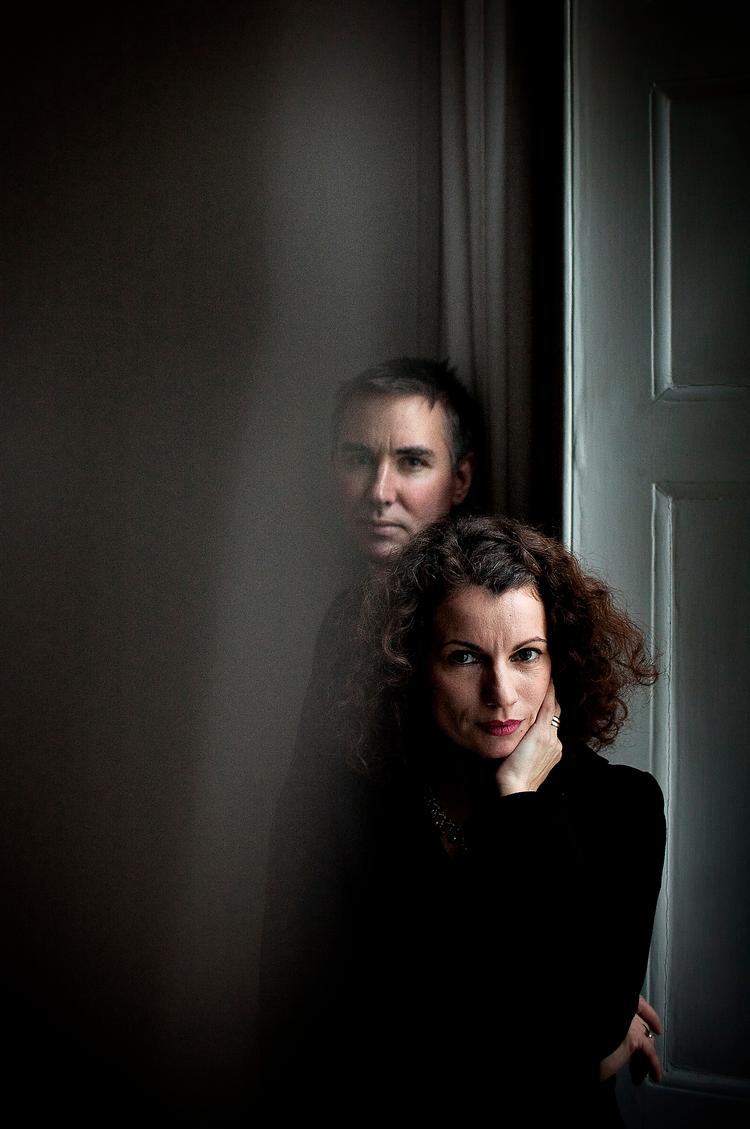 Arvtagere. Forfatterparret Alexander og Alexandra Ahndoril står bag pseudonymet Lars Kepler. De vedgår gerne, at det var suset ved at læse Stieg Larssons krimier, der sporede dem ind på tanken om selv at skrive i genren. 