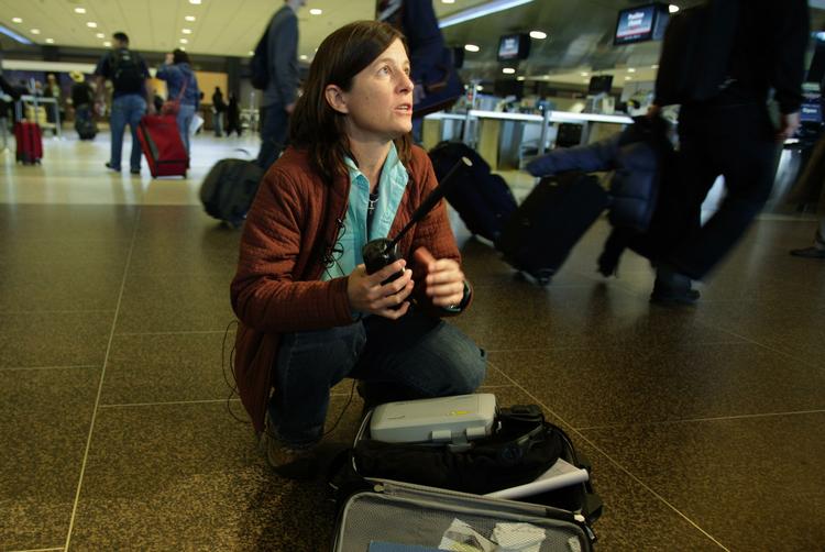 Ventetid. Mens alle taler om, at det er essentielt at få hjælp frem til indbyggerne i Port-au-Prince inden for det næste døgn, sidder over 1.000 journalister og nødhjælpsarbejdere fra hele verden fast i nabolandet Den Dominikanske Republik. Her er det Merry Fitzpatrick fra organisationen World Concern, der forleden ventede på at komme til Haiti. 