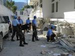 Eftersøgning. Filippinske politifolk leder efter eventuelle sårede kolleger i en af de sammenstyrtede FN-bygninger i Haitis hovedstad Port-au-Prince. 