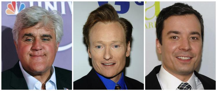 vindertid. Jay Lenos show klarede sig ikke i den bedste sendetid. Det får konsekvenser for værterne Conan O'Brien (i midten) og Jimmy Fallon (til højre). 