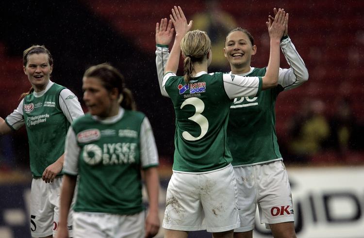 videre. Der var ikke meget at juble over, da Fortuna Hjørring tabte 1-0 og 5-0 til Lyon, men der er alligevel grund til glæde for Janne Arnth og Marianne Gajhede. Arkivfoto. 