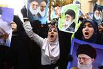 protester. Siden sidste sommer har der været udbredte demonstrationer mod regimet i Iran. Nu prøver myndighederne at stoppe det ved at gribe ind over for sms og emai. Arkivfoto 