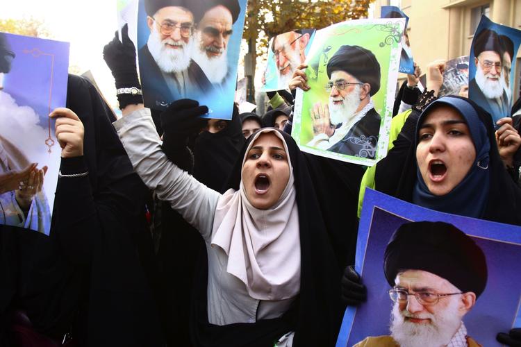 protester. Siden sidste sommer har der været udbredte demonstrationer mod regimet i Iran. Nu prøver myndighederne at stoppe det ved at gribe ind over for sms og emai. Arkivfoto 