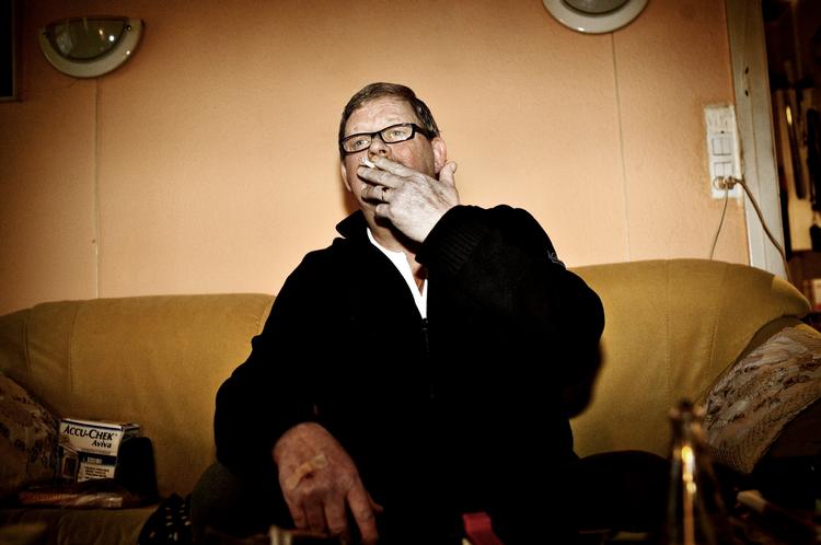Lediggang. Murerarbejdsmand Gert Aastradsen var arbejdsløs i begyndelsen af 1970 og i 1980'erne. I de seneste år er det kun blevet til korte perioder med arbejdsløshed på grund af for eksempel dårligt vejr. Men nu er han blevet arbejdsløs igen. Også denne periode bliver kort. Han går på efterløn. Foto: Joachim Adrian 