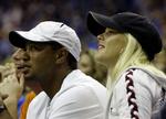 utroskab. Tiger Woods til basketkamp med konen Elin Nordegren, før hun begyndte at kaste med golfkøller og han kørte galt i egen indkørsel. Arkivfoto. 