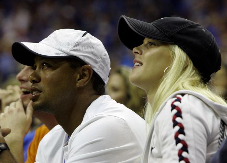 utroskab. Tiger Woods til basketkamp med konen Elin Nordegren, før hun begyndte at kaste med golfkøller og han kørte galt i egen indkørsel. Arkivfoto. 