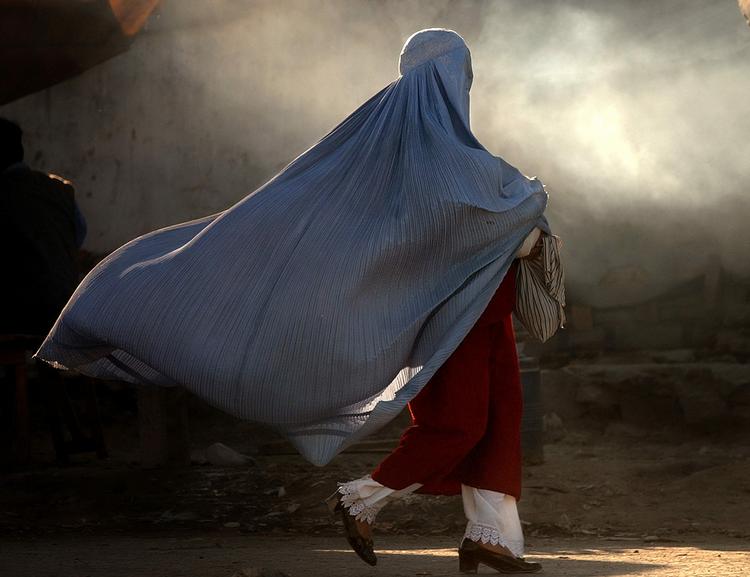 burkaer. Forskerne bag burkaundersøgelsen undrer sig over, at pressen skriver om tre burkaklæde kvinder  i Danmark. De fandt nemlig ingen - og arkivbilledet stammer da heller ikke fra Danmark. 