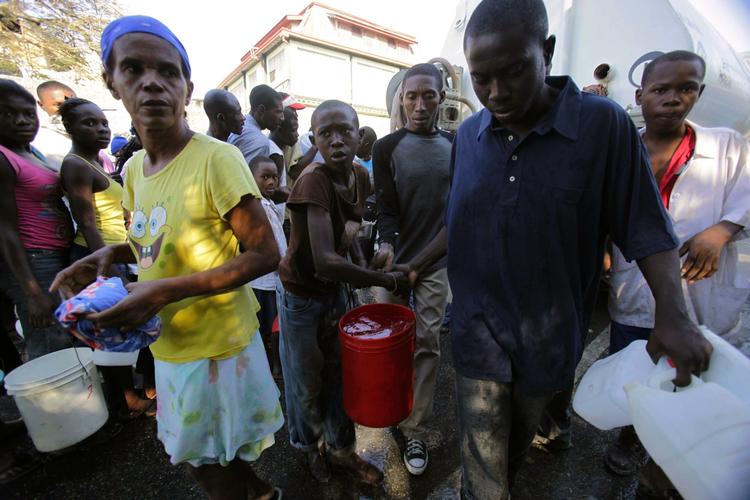 Liv. De overlevende haitianerne mangler vand, mad og medicin. 