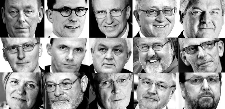 Skævhed. Øverste række fra venstre: Harald Børsting (LO), Lars Storr-Hansen (Dansk Byggeri), Jørn Neergaard Larsen (DA), Poul Erik Pedersen (Dansk Erhverv), Peter Hougaard Nielsen (TIB).Mellemrækken fra venstre: Laurits Rønn (Dansk Erhverv), Kim Graugaard (DI), Børge Frederiksen (3F), John Larsen (3F), Jan Villadsen (3F),Nederste række fra venstre: Karen Retvig (HK), Jørgen Hoppe (HK), Hans Skov Christensen (DI), Knud Erik Linius (DI), Thorkild E. Jensen (Dansk Metal). 