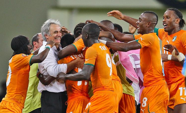 jubel. Elfenbenskystens spillere og træneren fejrer sejren over Ghana. 
