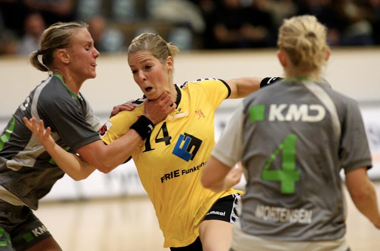 Halsgreb. Aalborg DH's forsvar har godt fat i GOG-spiller Line Jørgensen i en kamp i ligaen. Arkivfoto. 