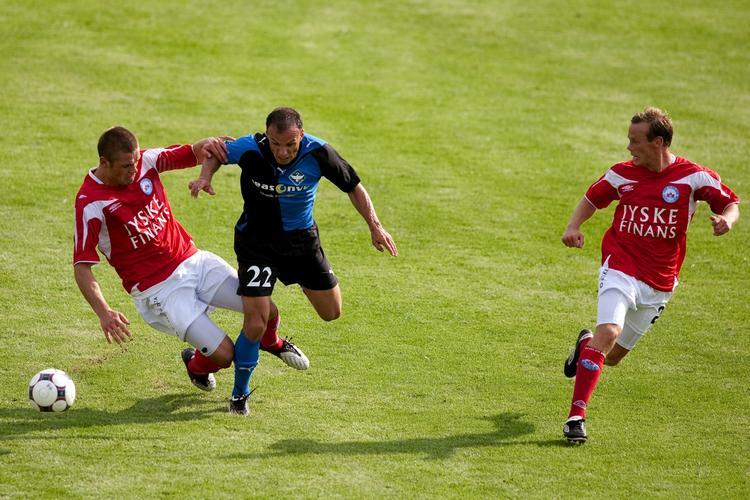 Kampklar. Silkeborgs Jim Larsen ses her i nærkamp med Fabinho Da Silva i en kamp mod HB Køge. De næste par dage står den på ligelandsholdskampe i Thailand. Arkivfoto. 