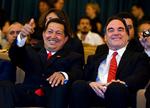 Skurke/helte. Venezuelas præsident Hugo Chávez' rygte som udemokratisk diktator, søgte Oliver Stone at mane til jorden med dokumentaren 'South of the Border'. Her ses de to venner ved Biennalen i Venedig ifjor, hvor filmen fik premiere. 