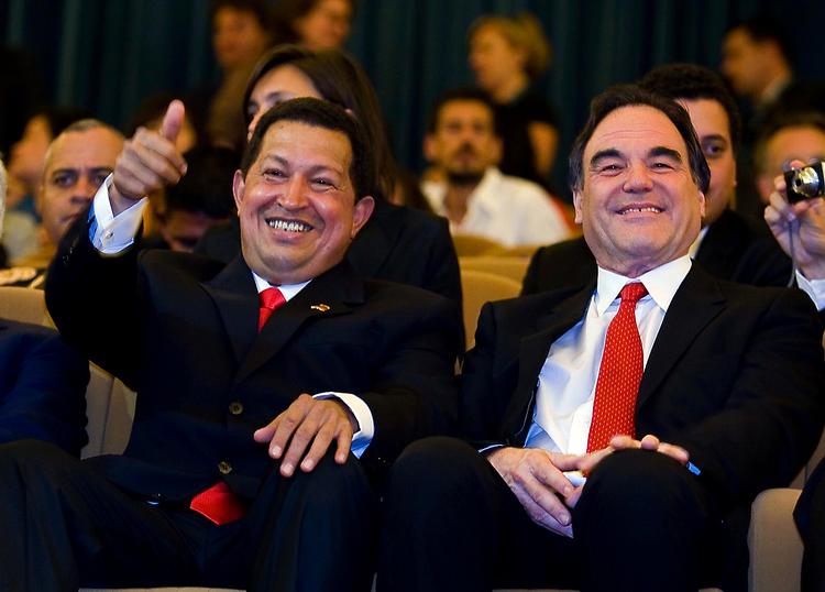 Skurke/helte. Venezuelas præsident Hugo Chávez' rygte som udemokratisk diktator, søgte Oliver Stone at mane til jorden med dokumentaren 'South of the Border'. Her ses de to venner ved Biennalen i Venedig ifjor, hvor filmen fik premiere. 