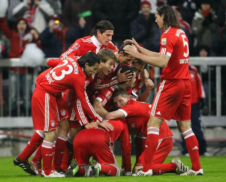 omslynget. Bayern Münchens spillere er ved at finde sammen som hold. I går gik det ud over Hoffenheim i premieren på forårssæsonen. 