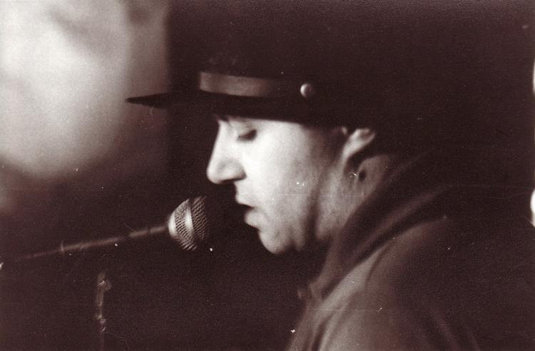 nye tider. På caféen i Teheran fornemmer man den samme frustration og længselsfuldhed, som fandtes i Østberlin før murens fald, skriver Politikens udsendte. 