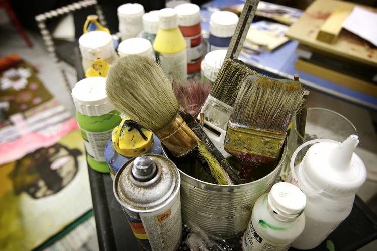 Armslængde. Kulturminister Carina Christensen (K) vil ikke finde sig i hovsa-køb af kunst i kommunerne. Hun opfordrer kommunerne til at stramme op på området. 